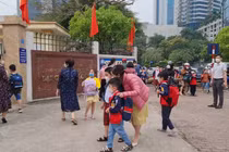 Học sinh tiểu học Hà Nội đi học trực tiếp: Vui như ngày khai trường