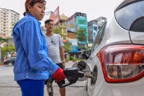 Giá xăng giảm gần 400 đồng mỗi lít từ chiều nay