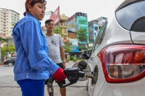 Giá xăng giảm gần 400 đồng mỗi lít từ chiều nay