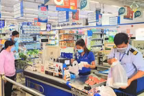 Người dân đi Siêu thị Co.opmart Huỳnh Tấn Phát sáng 16/9