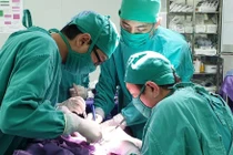 Cắt khối u tuyến thượng thận lớn cho trẻ 19 tháng tuổi