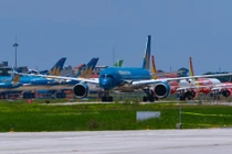 Gần trăm máy bay dầm mưa, dãi nắng ở Nội Bài