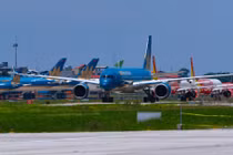 Gần trăm máy bay dầm mưa, dãi nắng ở Nội Bài