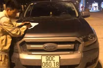 Ô tô bị ném chai nước nứt kính trên cao tốc Hà Nội - Hải Phòng