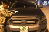 Ô tô bị ném chai nước nứt kính trên cao tốc Hà Nội - Hải Phòng