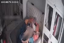 Người phụ nữ để trẻ sờ vùng nhạy cảm có dấu hiệu phạm tội