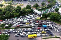 Kẹt xe trên đường Trường Sơn, trước cổng sân bay Tân Sơn Nhất.
