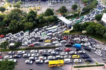 Kẹt xe trên đường Trường Sơn, trước cổng sân bay Tân Sơn Nhất.