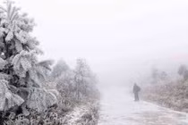 Băng giá phủ trắng đỉnh Chiêu Lầu Thi, du khách nô nức rủ nhau 'check in'