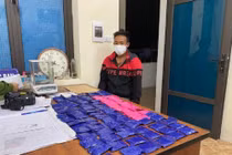 Đối tượng Hoàng A Hồng cùng tang vật tại cơ quan công an.