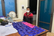 Đối tượng Hoàng A Hồng cùng tang vật tại cơ quan công an.