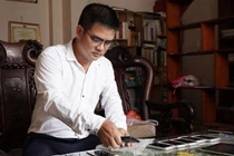 Chuyện về giảng viên xin điện thoại cũ, sửa xuyên đêm tặng học trò nghèo