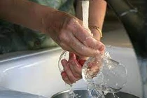 Mẹo rửa đồ thủy tinh trắng sáng như mới