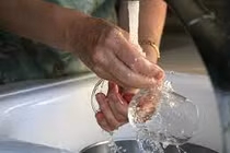 Mẹo rửa đồ thủy tinh trắng sáng như mới