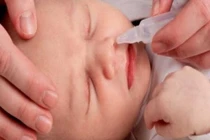 Hàng loạt vụ trẻ bị ngộ độc sau khi sử dụng thuốc nhỏ mũi