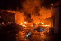 Cháy 2 xưởng sản xuất nhựa trong nhiều giờ ở Long An