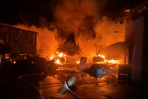 Cháy 2 xưởng sản xuất nhựa trong nhiều giờ ở Long An