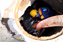 Oằn mình với nghề ngâm mình trong lòng cống chống ngập 