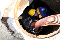 Oằn mình với nghề ngâm mình trong lòng cống chống ngập 