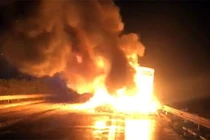 Ô tô tải đang di chuyển bất ngờ bốc cháy