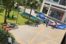 Phát hiện thi thể người đàn ông ở sân chung cư sau tiếng động mạnh