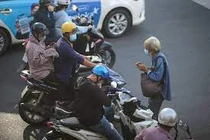 Tái xuất hiện ăn xin tại các giao lộ 