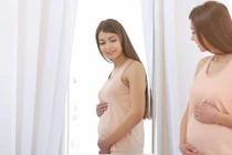 Phụ nữ sau sinh chăm sóc da và tóc như thế nào?