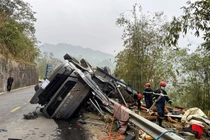 Lật xe tải chở gỗ, 3 người thương vong