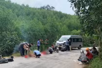 Tông trực diện ôtô 16 chỗ, 2 người trên xe máy tử vong tại chỗ