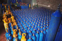 Hàng chục bình khí bóng cười bị thu giữ nhờ facebook