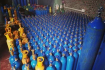 Hàng chục bình khí bóng cười bị thu giữ nhờ facebook