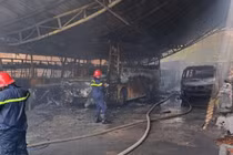 Cháy bãi xe rộng hơn 1.000 m2 ở TP HCM, 8 ô tô bị thiêu rụi