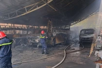 Cháy bãi xe rộng hơn 1.000 m2 ở TP HCM, 8 ô tô bị thiêu rụi