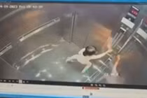 Thót tim clip bà cố gắng cứu cháu gái bị mắc kẹt trong thang máy