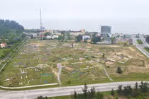 Nghĩa trang “bủa vây” khu du lịch biển Thiên Cầm 