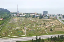 Nghĩa trang “bủa vây” khu du lịch biển Thiên Cầm 