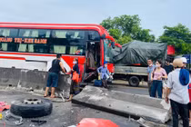 Tai nạn giao thông: Xe khách đâm vào dải phân cách, bánh văng ra ngoài