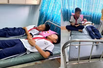 Ăn kẹo mua trước cổng trường, 8 học sinh tiểu học nhập viện