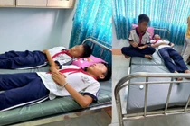 Ăn kẹo mua trước cổng trường, 8 học sinh tiểu học nhập viện