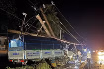 Đồng Nai: Hơn 8.600 hộ dân bị mất điện do xe tải đâm gãy trụ điện 