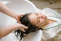 Trộn muối trắng với dầu gội có tác dụng gì?