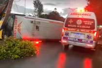 Xe cứu thương bị lật trên đường đi cấp cứu, một bệnh nhi tử vong