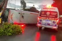 Xe cứu thương bị lật trên đường đi cấp cứu, một bệnh nhi tử vong