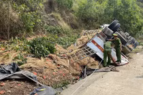 Cận cảnh hiện trường vụ xe tải lật vào vách núi, 4 người tử vong