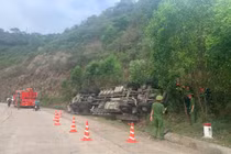 Ôtô chở dưa biến dạng sau tai nạn, 4 người tử vong