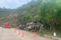 Ôtô chở dưa biến dạng sau tai nạn, 4 người tử vong