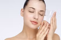 Kem dưỡng trắng da thay kem chống nắng được không? 