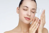 Kem dưỡng trắng da thay kem chống nắng được không? 