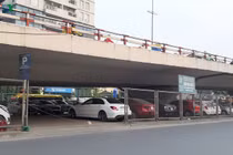 Cho phép trông giữ xe dưới gầm cầu cạn chỉ là biện pháp tạm thời 