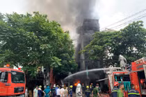 Cháy cơ sở sửa chữa lốp ô tô, 2 nhà liền kề bị thiêu rụi